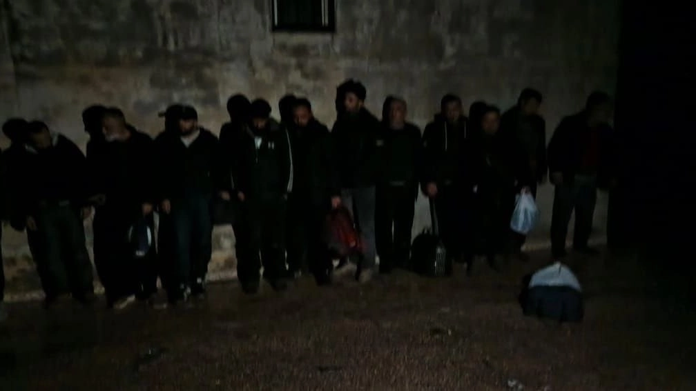 سوريا.. توقيف عناصر وضباط يشتبه بارتباطهم بنظام الأسد 