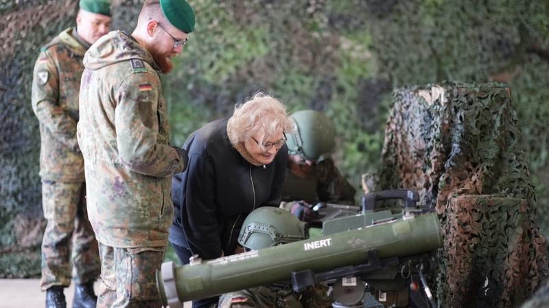 وزيرة الدفاع الألمانية تخطط للاستقالة.. ما علاقة أوكرانيا؟