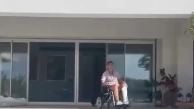 كرسي متحرك وكسر.. ماذا حدث لغادة عبد الرازق؟