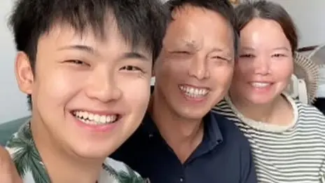 بعدما عاش في كنف عائلة خطفته منذ الصغر.. شاب يعثر على أهله