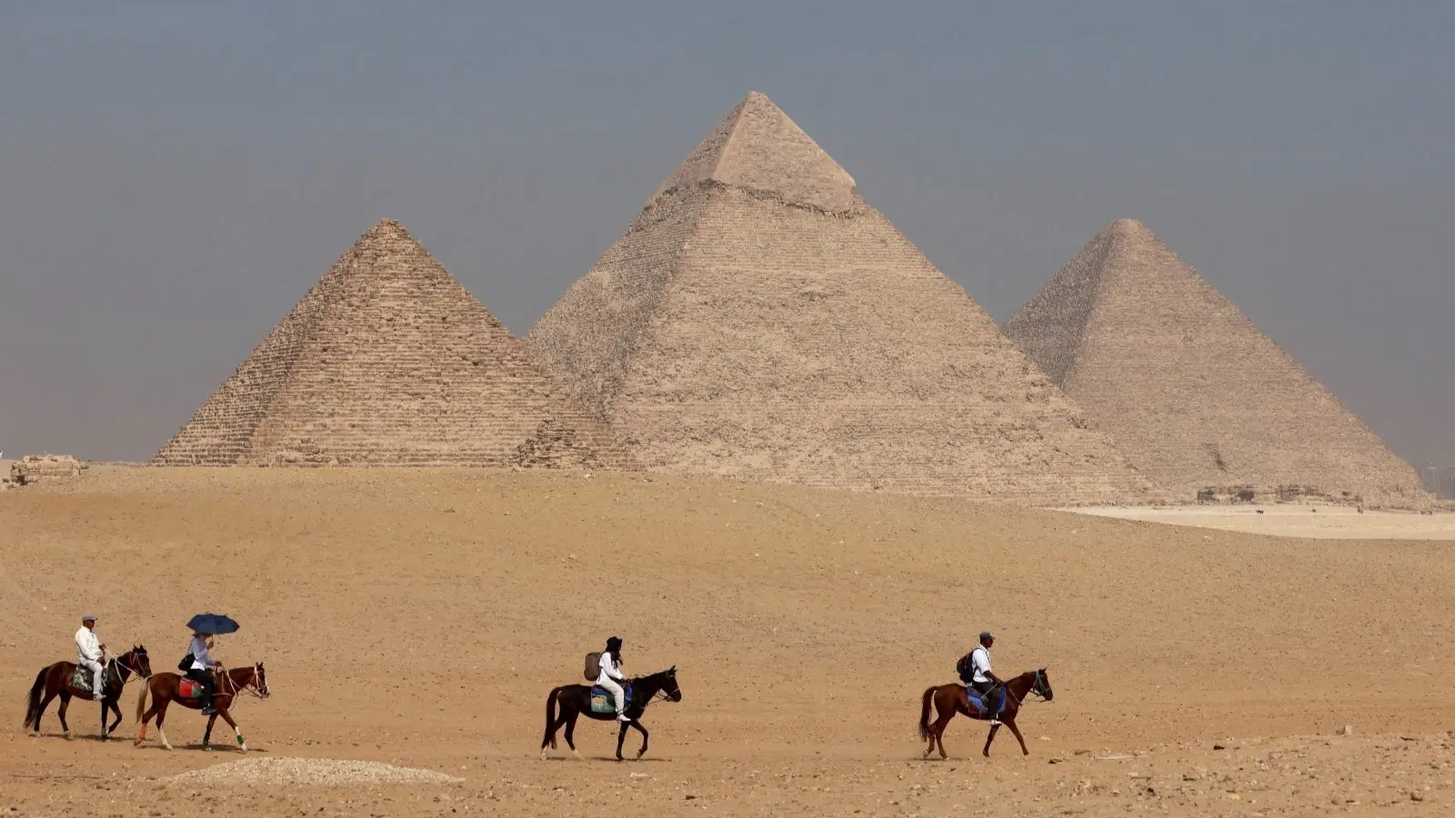 ارتفاع في درجات الحرارة ضرب مصر (رويترز) ارتفاع في درجات الحرارة ضرب مصر (رويترز)