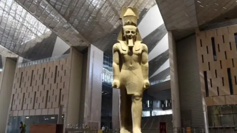 الملك المحارب رمسيس الثاني أول من سيستقبل الزوار.. قصة مثيرة لنقله للمتحف المصري الكبير
