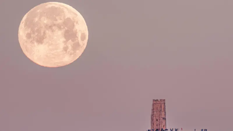 قمر الذئب يضيء سماء يناير 2026.. أول قمر مكتمل في العام