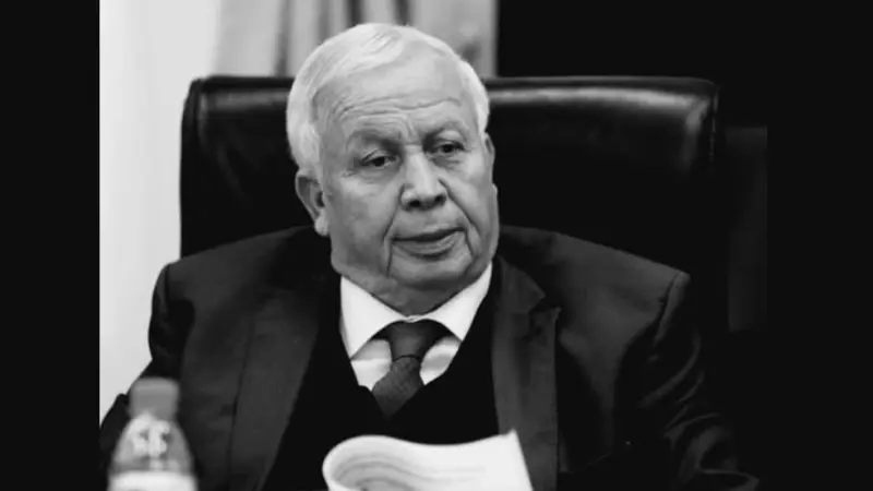 من هو البروفيسور وليد العقون؟ حزن في الجزائر