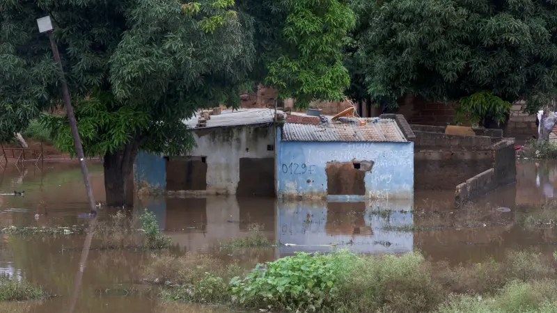 صور - تحذيرات رسمية من استمرار المخاطر بعد فيضانات موزمبيق