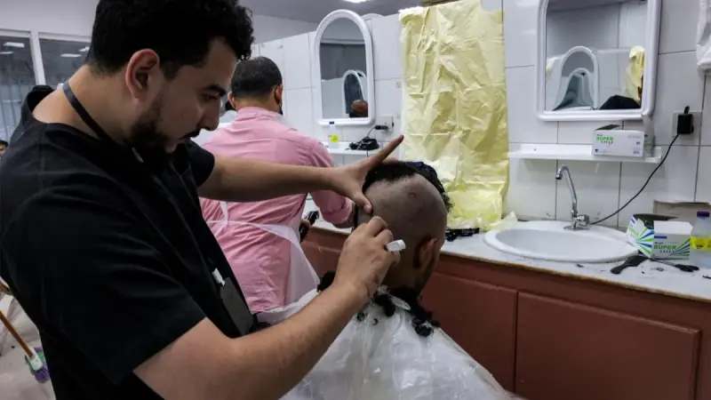 صور - الحجاج يقبلون على حلاقة الشعر في عيد الأضحى