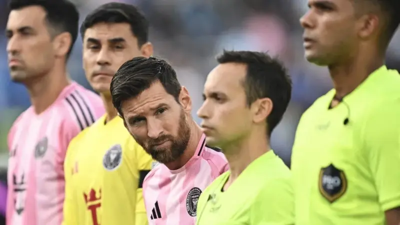 متجاهلا ميسي.. نجم برشلونة السابق يختار أفضل من زامله مع الفريق