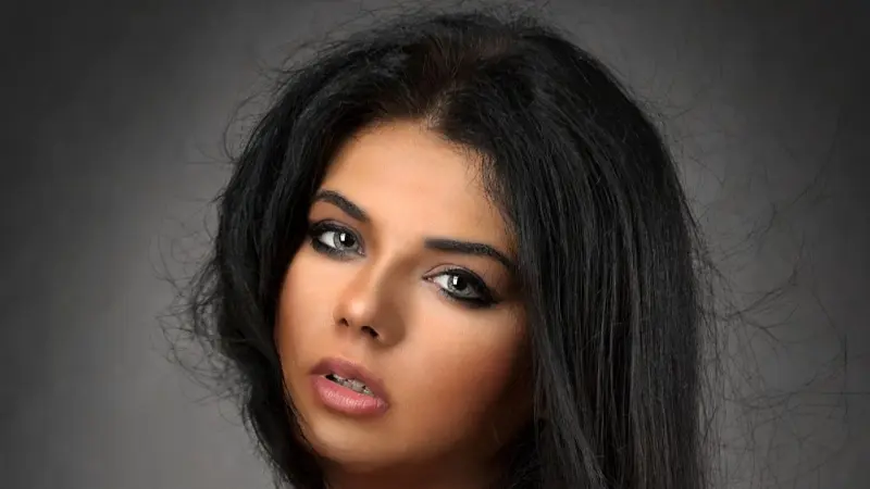 "كادت أن تقتلني".. ما مخاطر صباغة الشعر باللون الأسود؟