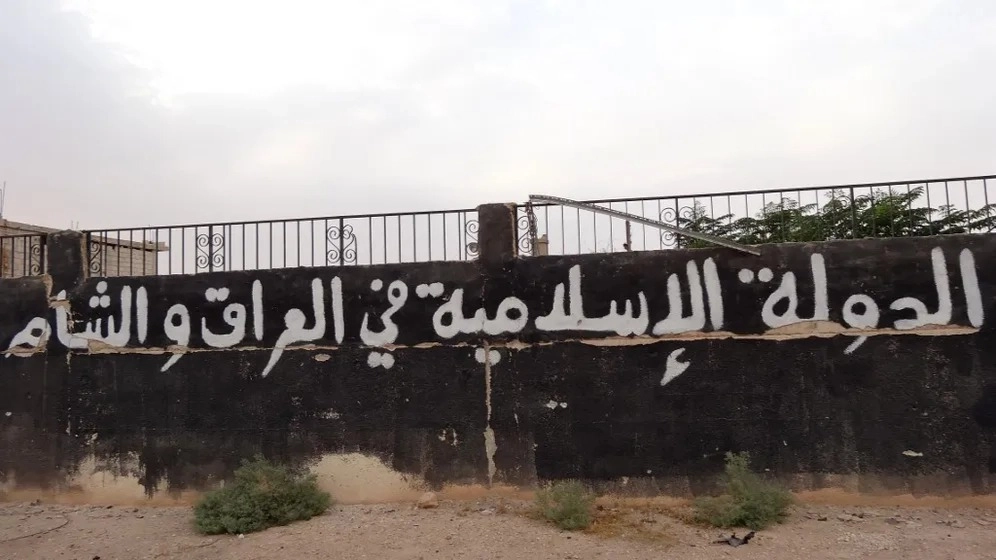 "الإدارة الذاتية" تحذر من خطر يهدد سجن "داعش" في الرقة بسوريا 