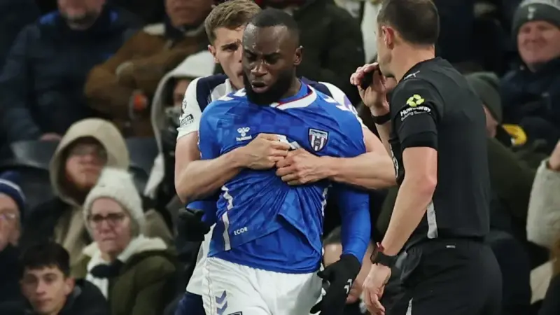 صدمة تعطل محاولات ليفربول لتدعيم خط الدفاع قبل غلق الميركاتو الشتوي