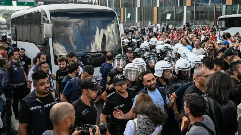 فيديو - السلطات التركية تقتحم مقر المعارضة في إسطنبول