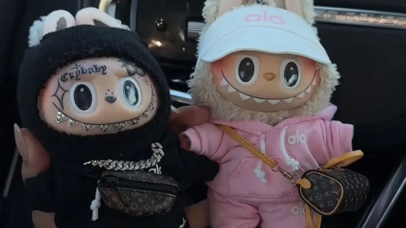 فيديو - دمية لابوبو تغزو الأسواق وتثير الفوضى عالميا.. ما القصة؟