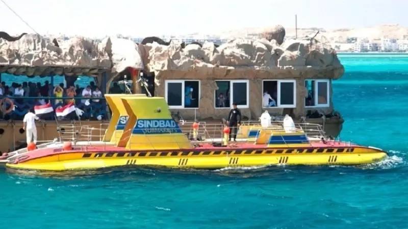 مقتل وإصابة 15 سائحا بغرق غواصة في مصر