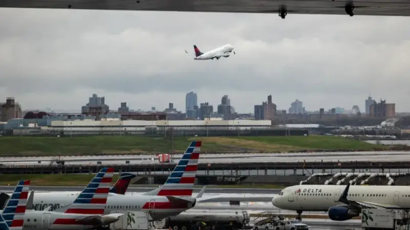 إلغاءات وتأجيلات مرتقبة.. نقص وقود الطائرات يربك المطارات الأوروبية