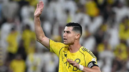 related_news_inside_blogsفيديو - كريستيانو رونالدو يحتفل بالعقال السعودي بعد تسجيل الهدف 970 في مسيرته