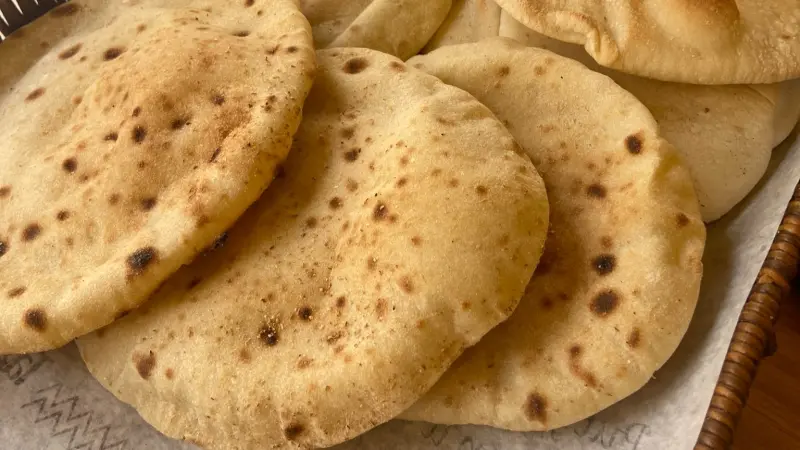 بعد قرارات وزارة التموين.. سعر رغيف الخبز المدعم يثير الجدل بمصر