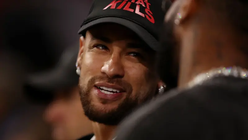 قناع غامض.. كيف هرب نيمار من الأضواء خلال جولة نيويورك؟