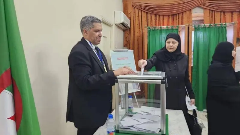 البدو الرحل في الجزائر يبدأون التصويت في الانتخابات الرئاسية