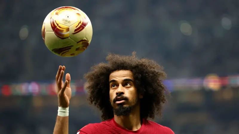 أهداها الـ"هاتريك".. من هي زوجة اللاعب أكرم عفيف؟