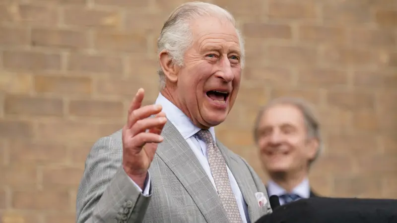 "وسط عشرات الفتيات".. ما حقيقة احتفالات الملك تشارلز الصاخبة بتتويجه؟