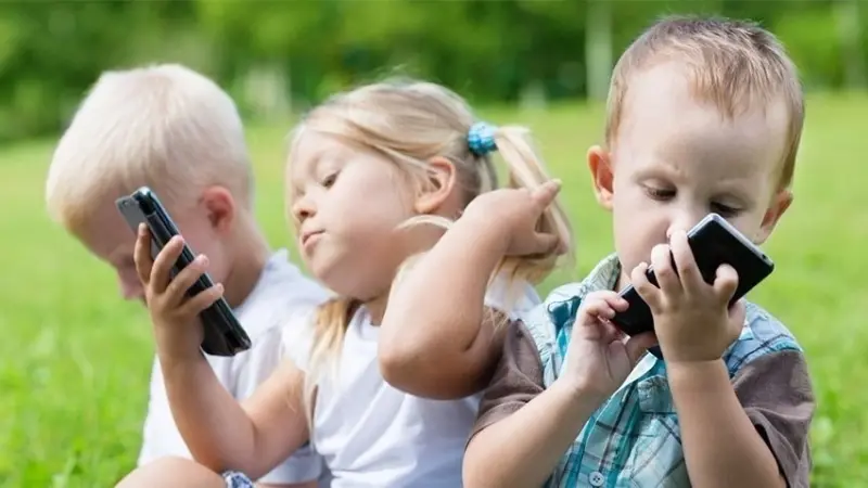 قانون فرنسي جديد يغيّر قواعد السوشيال ميديا للأطفال