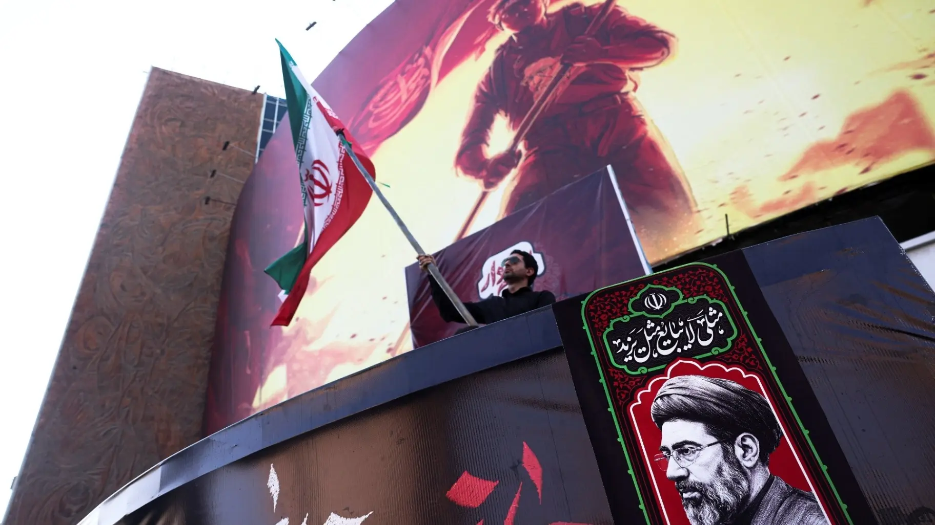 استهداف سفينتين تابعتين لأدنوك أثناء عبورهما مضيق هرمز (رويترز) استهداف سفينتين تابعتين لأدنوك أثناء عبورهما مضيق هرمز (رويترز)