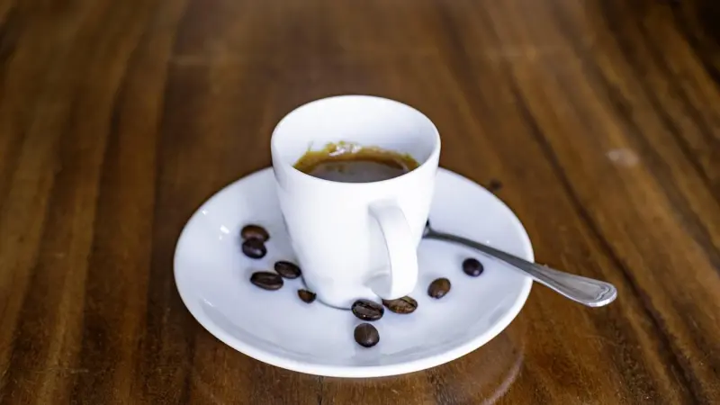 القهوة عدوة النوم؟ دراسة تعيد النظر في تأثير الكافيين