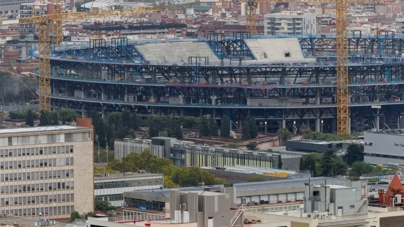 احتجاجات أمام "كامب نو".. إدارة برشلونة في مرمى الاتهامات