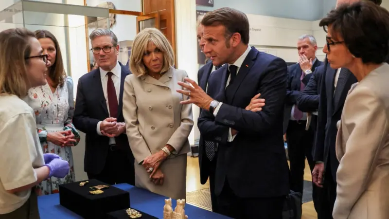 دعوى قضائية بعد تصريحات ماكرون حول هوية زوجته الحقيقية