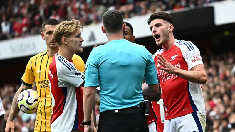 قرار أغضب جماهير أرسنال.. ما سبب طرد ديكلان رايس أمام برايتون؟