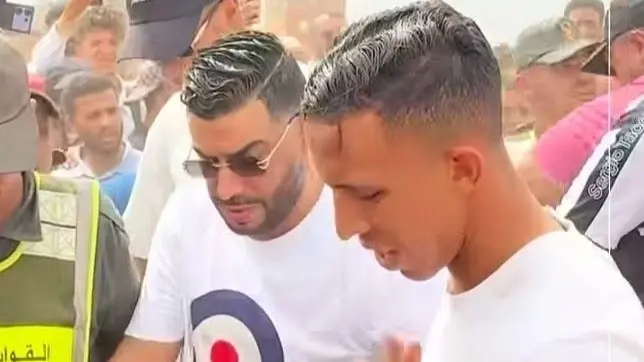 لحظات حزن عميق عاشها سفيان رحيمي بعد وفاة والده محمد يوعري (إكس) لحظات حزن عميق عاشها سفيان رحيمي بعد وفاة والده محمد يوعري (إكس)