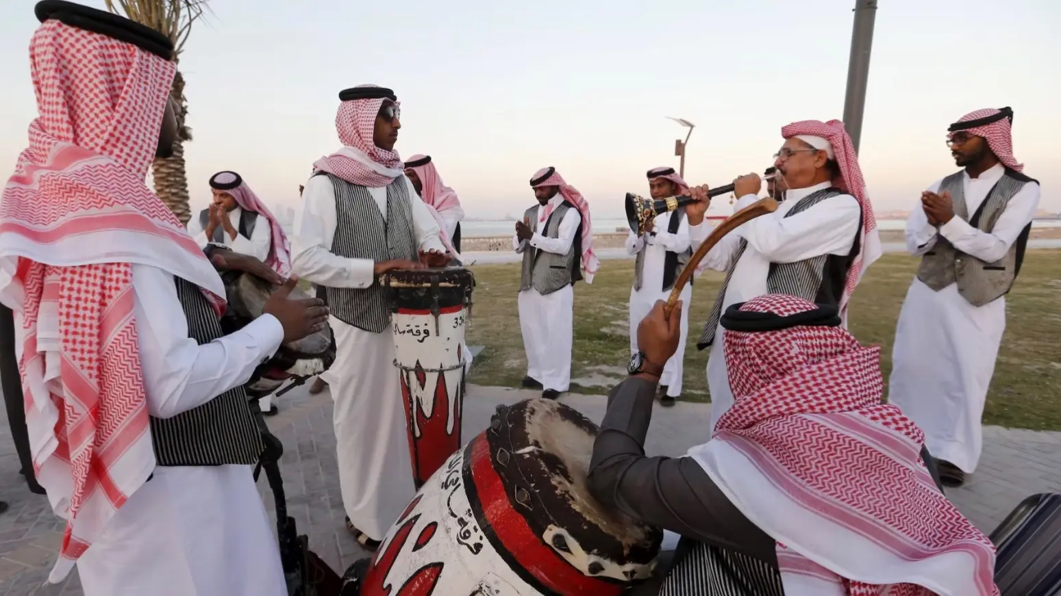"تذكرني" لخالد الشيخ يفتتح الدورة الـ35 من مهرجان البحرين للموسيقى (رويترز) "تذكرني" لخالد الشيخ يفتتح الدورة الـ35 من مهرجان البحرين للموسيقى (رويترز)