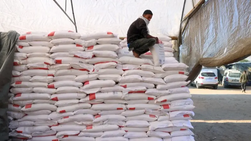 أزمة الطحين تُفاقم معاناة الغزيين