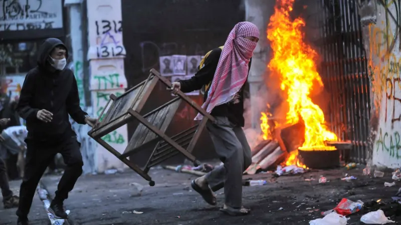 فيديو - سبب تظاهرات إندونيسيا.. أعمال شغب حاشدة