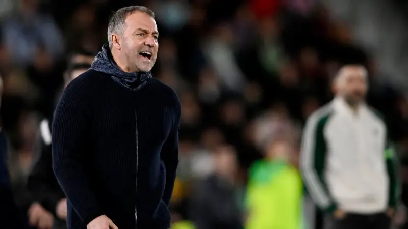 فليك يكشف ما دار بينه وبين حكم مباراة برشلونة وأتلتيكو وموقف رافينيا