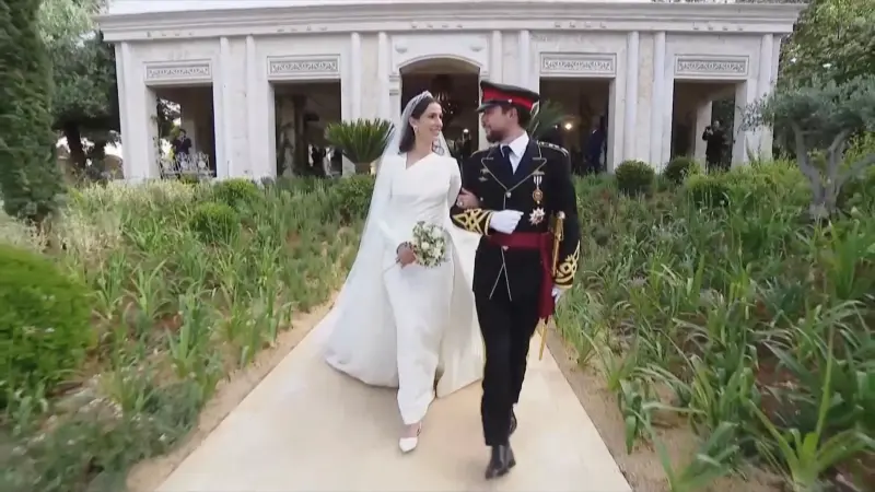 العالم يحتفل بزفاف الأمير الحسين.. والاحتفالات الملكية مستمرة طوال الليل