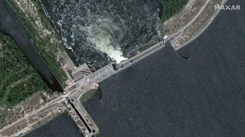 تداعيات كارثية لتفجير سد كاخوفكا.. وزيلينسكي يحذر