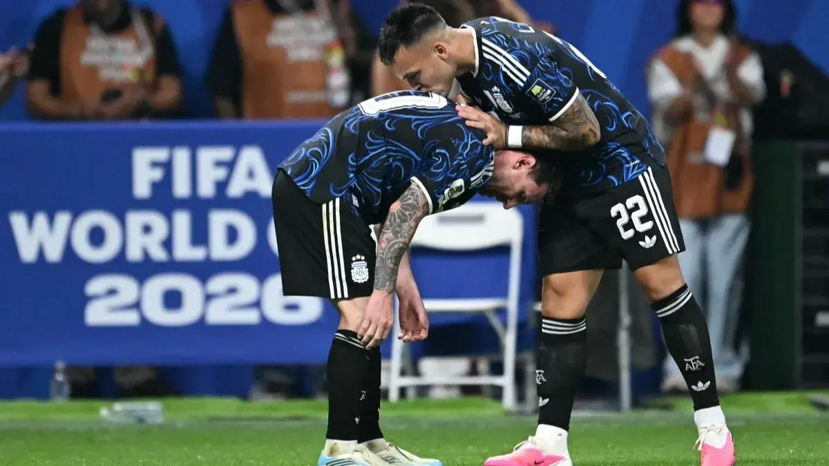 (أ ف ب) ميسي ساهم بتمريرتين حاسمتين في قلب الطاولة على المنتخب الإنجليزي (أ ف ب) ميسي ساهم بتمريرتين حاسمتين في قلب الطاولة على المنتخب الإنجليزي