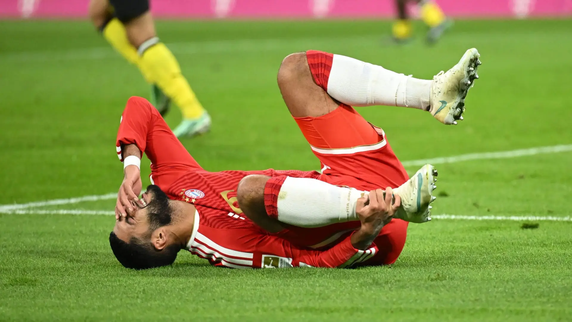 إسماعيل صيباري غادر مباراة بايرن ميونخ ودورتموند مبكرًا (رويترز) إسماعيل صيباري غادر مباراة بايرن ميونخ ودورتموند مبكرًا (رويترز)