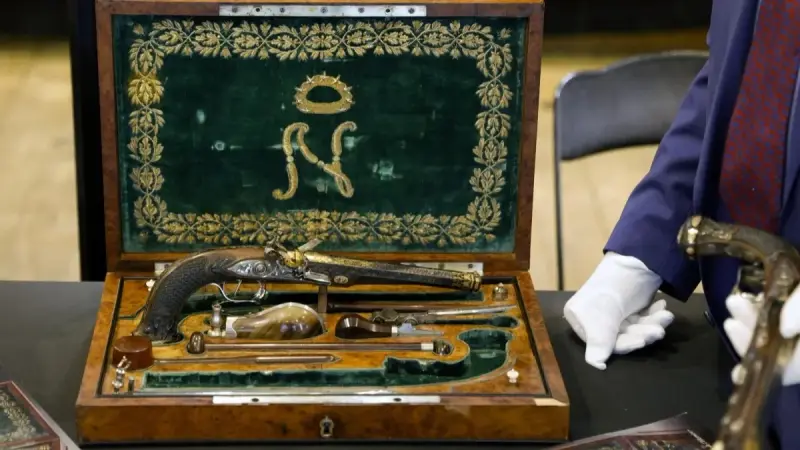 قرار فرنسي بمنع تصدير مسدسين استخدمهما نابليون الأول في محاولة انتحار