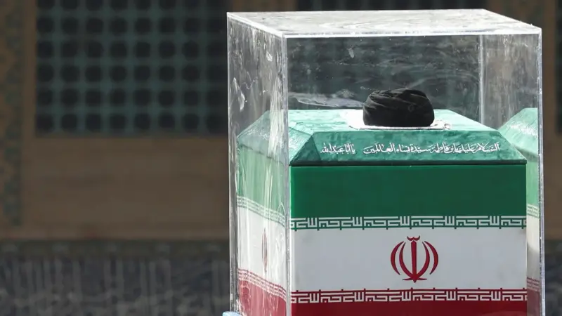 إيران.. مجتبى خامنئي يغيب عن صلاة الجنازة على والده