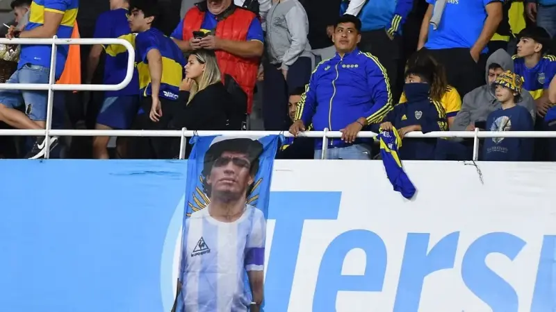 الأرجنتين تُعيد إحياء ذكرى هدف مارادونا الأسطوري بـ"قطعة معدنية"