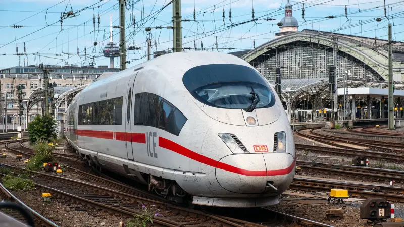 لحظات رعب في قطار بألمانيا.. تفجيرات وإصابات والركاب يحاصرون المهاجم