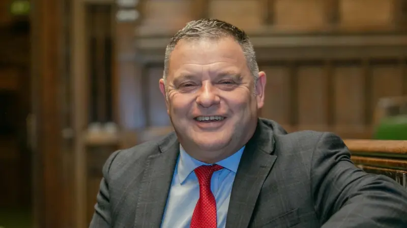 فيديو - لكَم رجلا في الشارع.. تعليق عضوية نائب بريطاني من حزب العمال