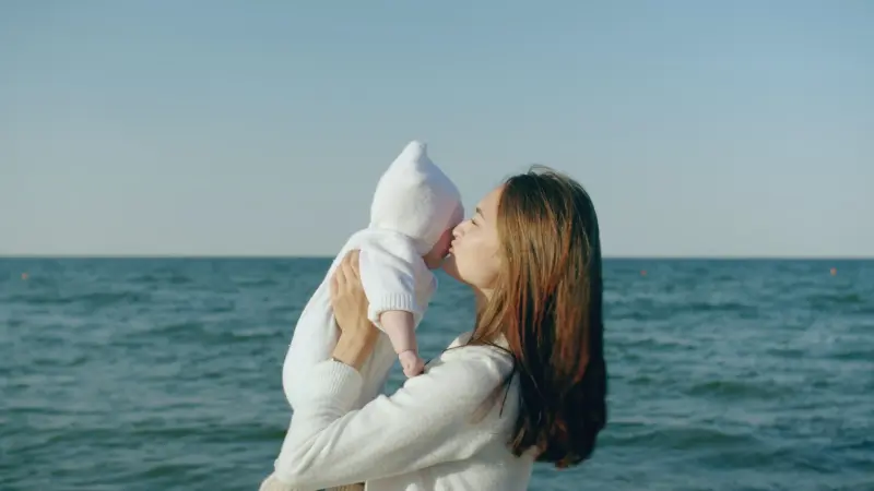 ما مخاطر تقبيل الطفل حديث الولادة؟