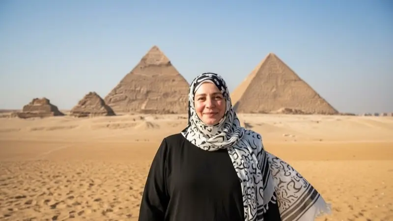 في ظهور نادر.. عبلة كامل من أمام الأهرامات قبل ساعات من افتتاح المتحف الكبير