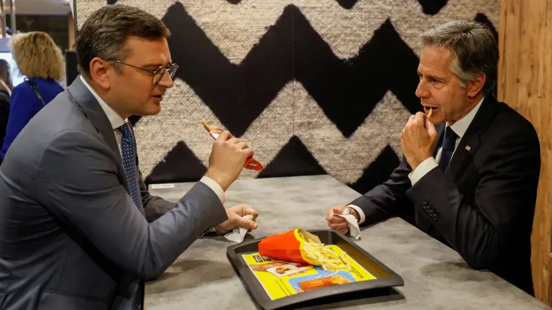 صور - بلينكن ونظيره الأوكراني في "ماكدونالدز" يتناولان البطاطا المقلية