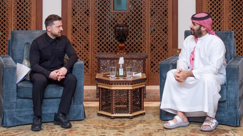 صور - ولي العهد السعودي يبحث مع زيلينسكي تطورات الأوضاع الإقليمية والدولية