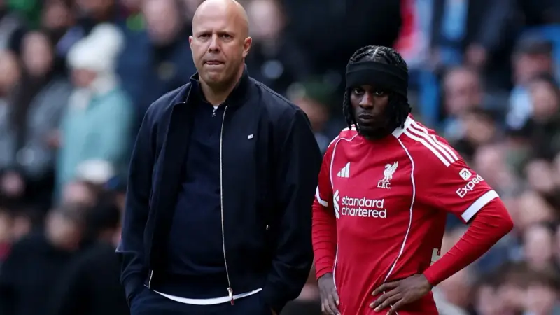 مستقبل سلوت على المحك عقب خسارة ليفربول من مانشستر سيتي