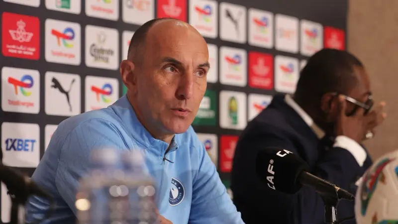 قبل مباراة صن داونز.. هجوم شرس من مدرب بيراميدز بسبب المواعيد